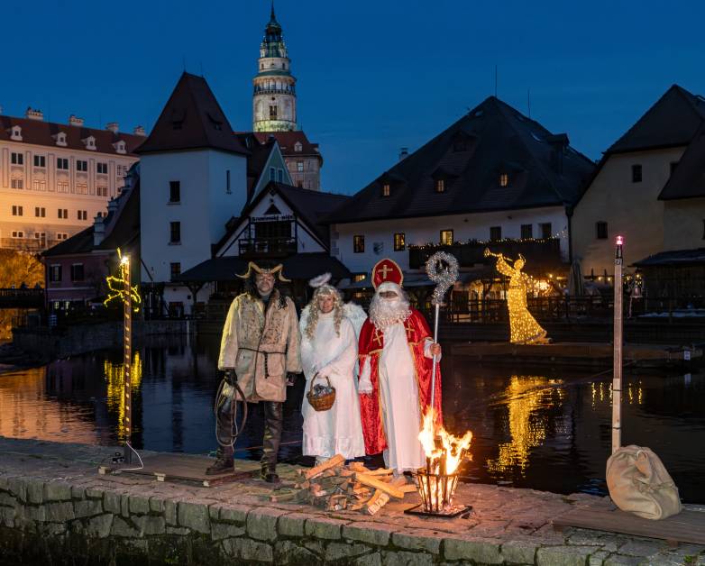 Plavba za Mikulášem a čertem pod krumlovský zámek