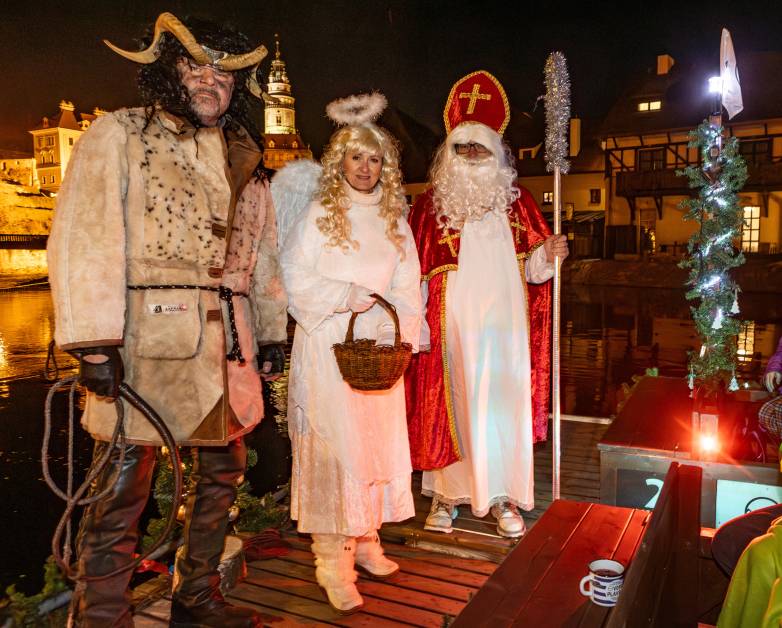 Plavba za Mikulášem a čertem pod krumlovský zámek